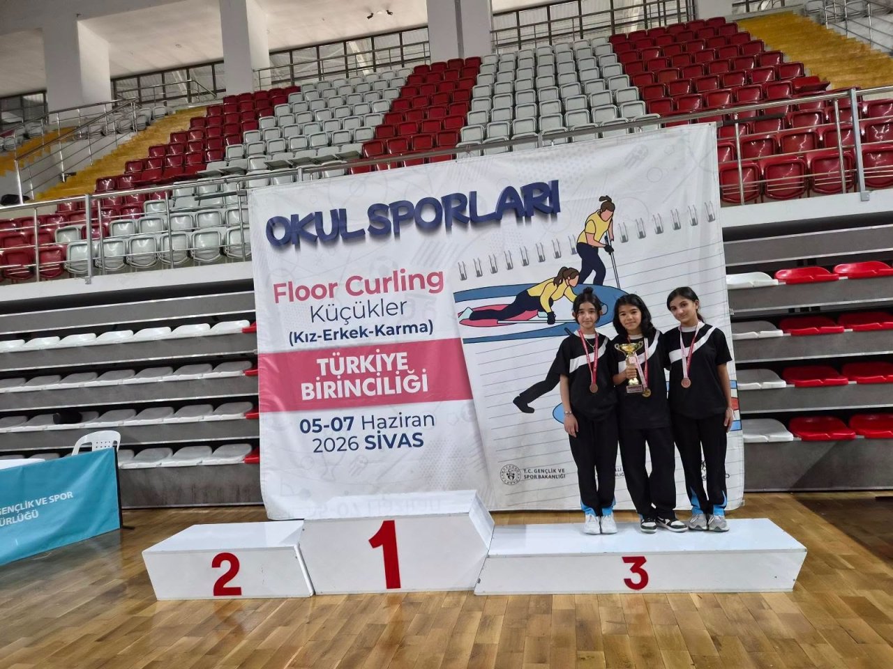 Yunus Emre Ortaokulu’ndan Büyük Başarı: Floor Curling’de Türkiye Üçüncülüğü