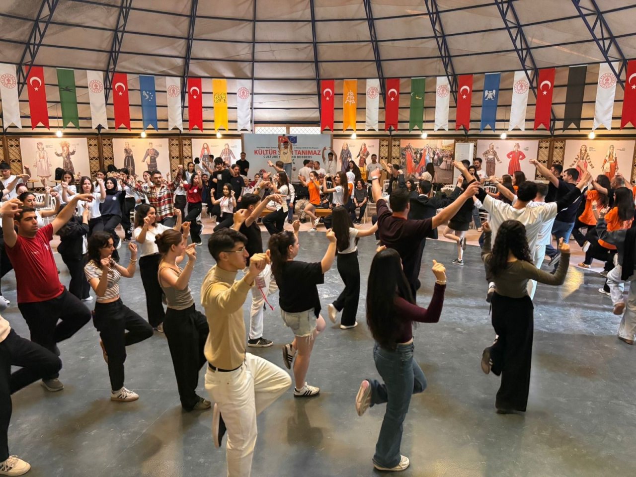 Zeybek Kültürü Obasya’da Anlatıldı: Akademi ve Halk Dansları Bir Araya Geldi