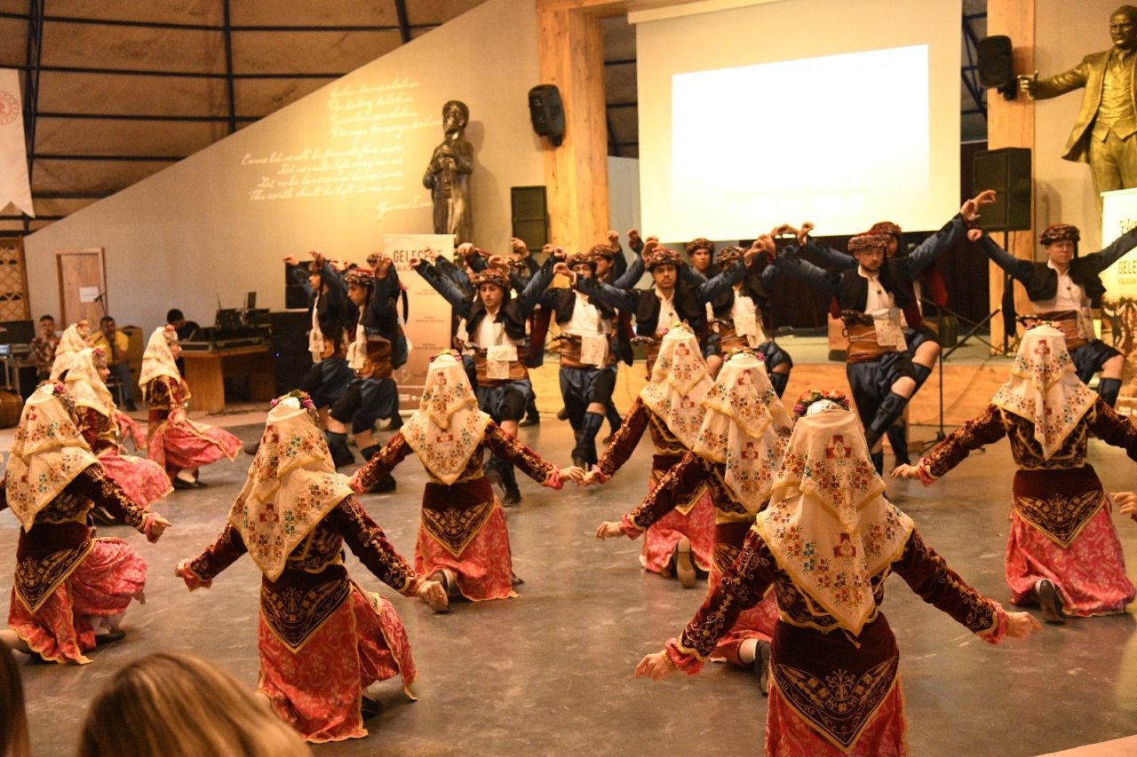 Zeybek Kültürü Obasya’da Anlatıldı: Akademi ve Halk Dansları Bir Araya Geldi