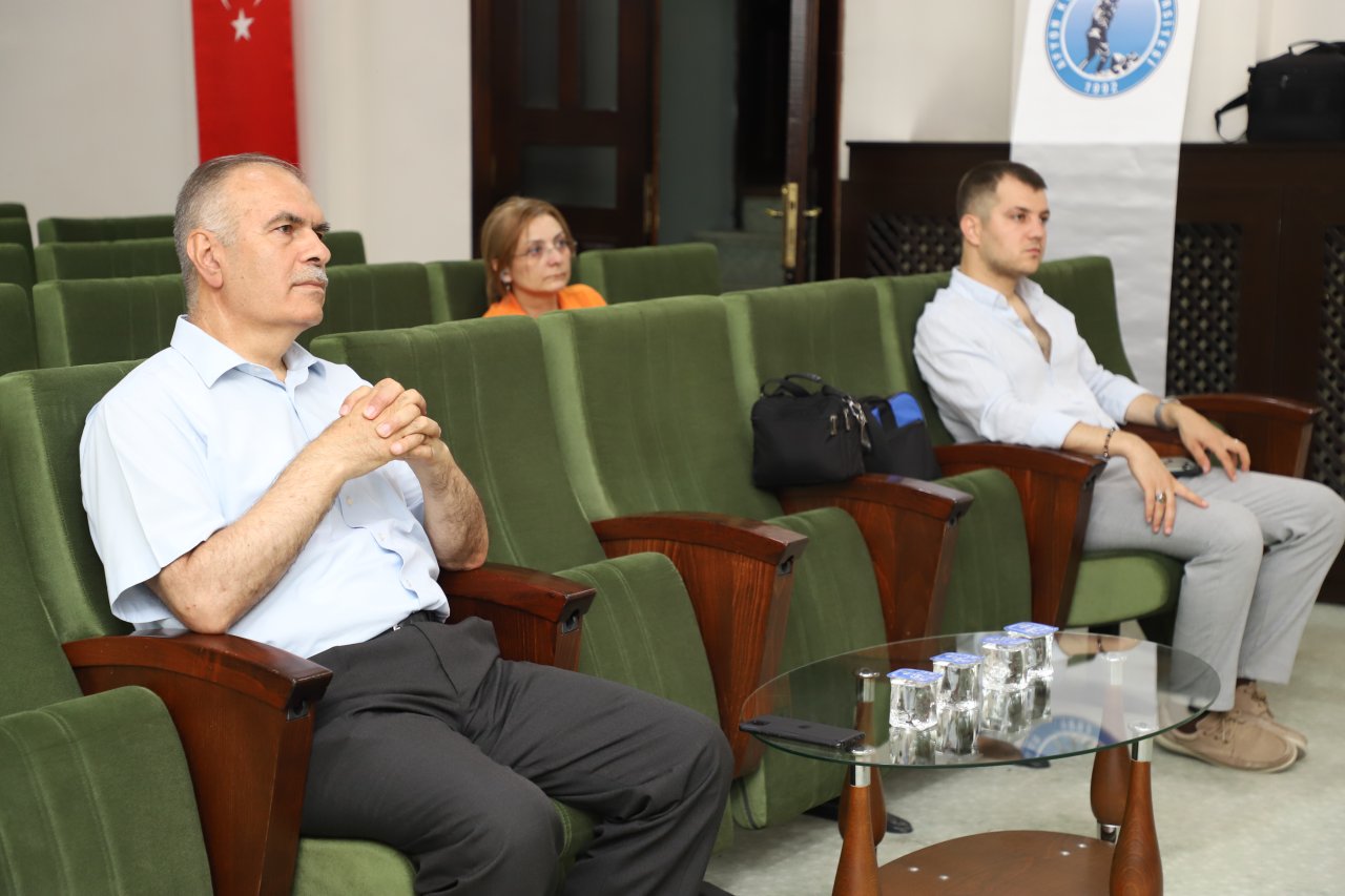 Akü’de “Geleceğin Hukuk Meslekleri” Söyleşisi: Yapay Zekâ Hukukçuların Yerini Alacak Mı?