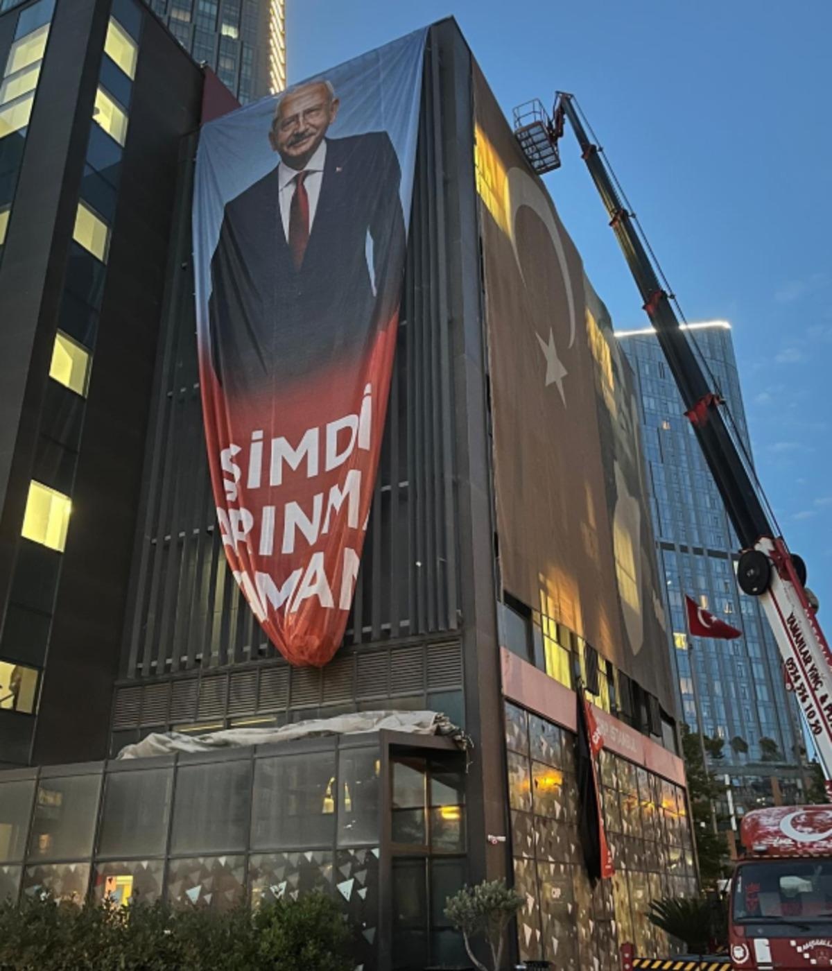 CHP'de Poster Savaşı! İstanbul İl Binasında Polis Müdahalesi, Tansiyon Zirveye Çıktı