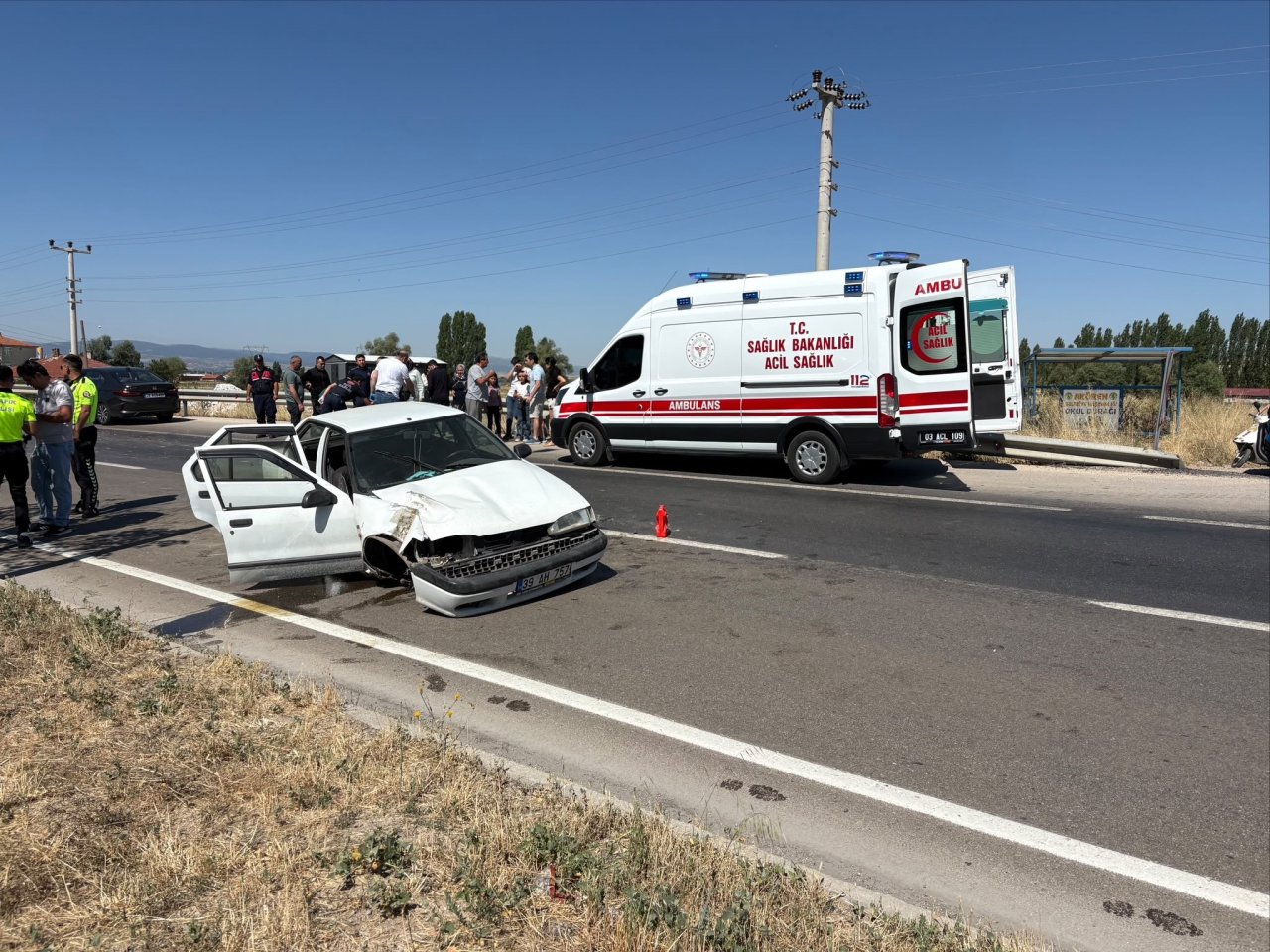 Afyon'da Can Pazarı! Bariyerlere Saplanan Otomobilde 6 Kişi Yaralandı