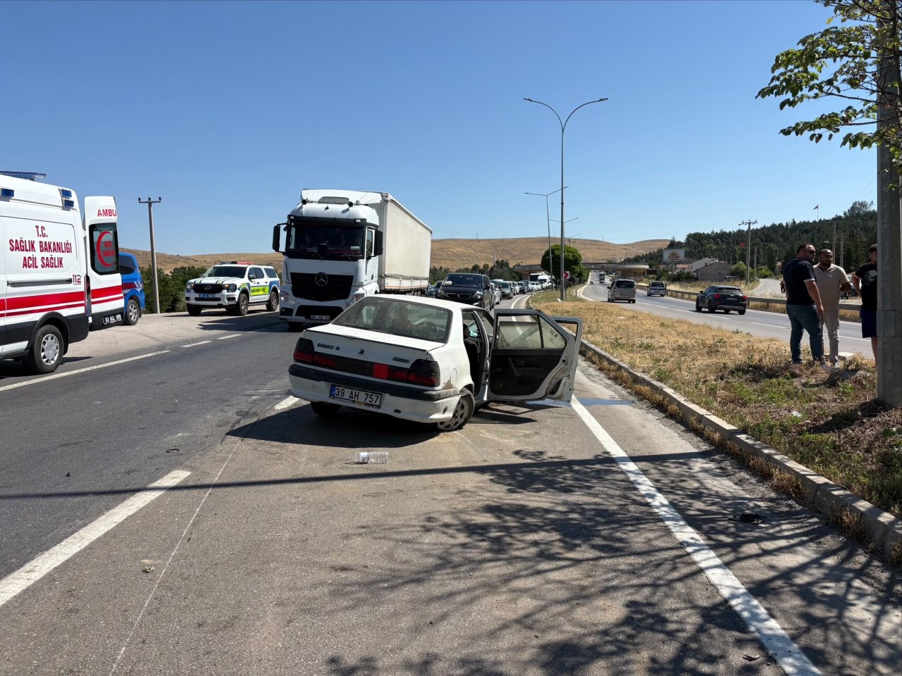 Afyon'da Can Pazarı! Bariyerlere Saplanan Otomobilde 6 Kişi Yaralandı