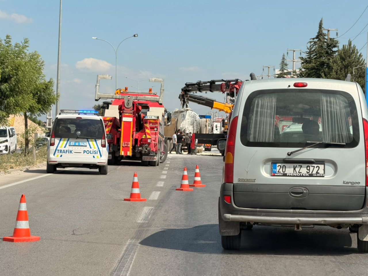 Afyon’da Feci Kaza! Mermer Çamuru Yüklü Tanker Devrildi, Trafik Saatlerce Durdu