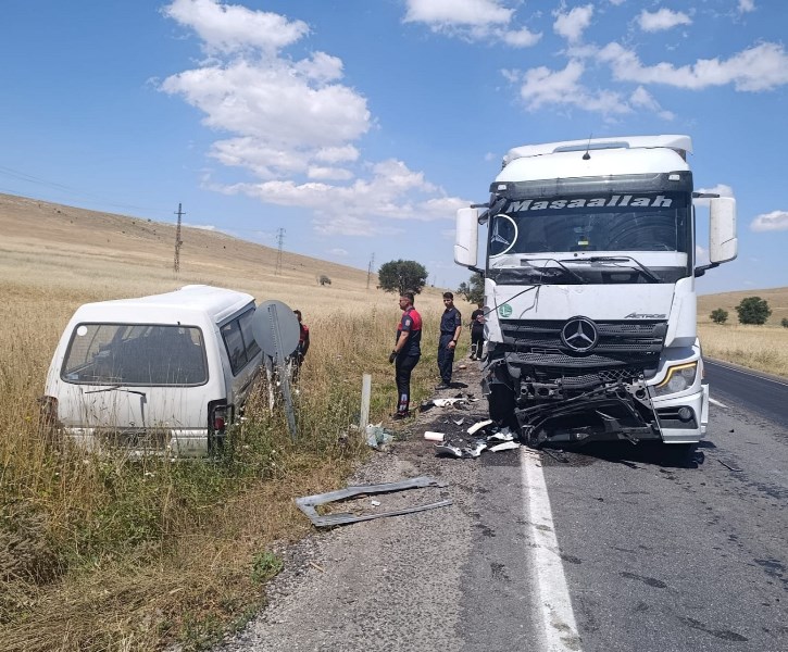 Afyon’da Tırla Çarpışan Minibüsün Şoförü Hayatını Kaybetti!