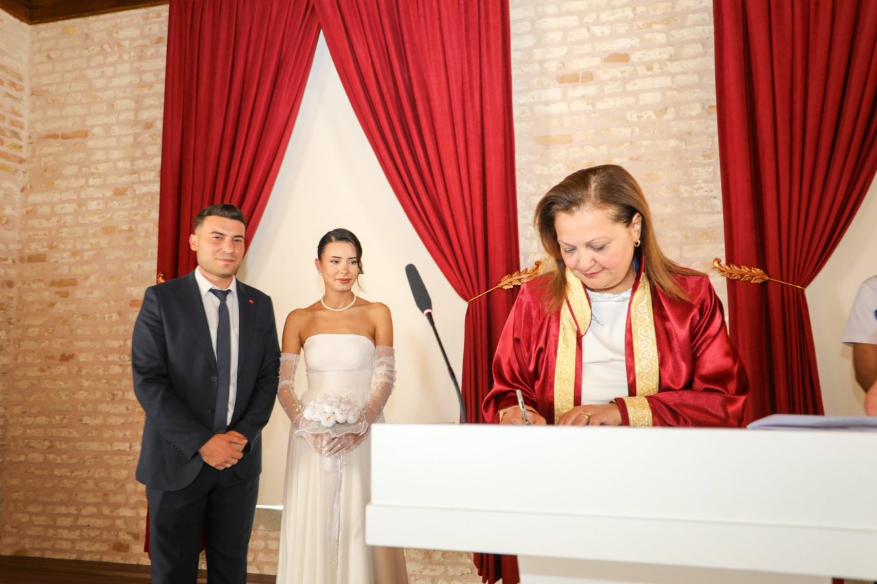 Afyonkarahisar Belediye Başkanı Burcu Köksal, Genç Çiftin Nikâhını Kıydı