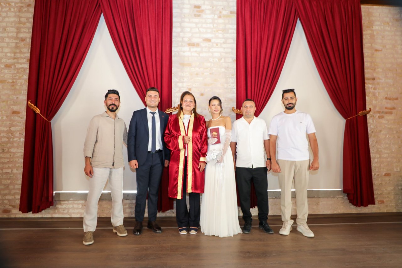 Afyonkarahisar Belediye Başkanı Burcu Köksal, Genç Çiftin Nikâhını Kıydı
