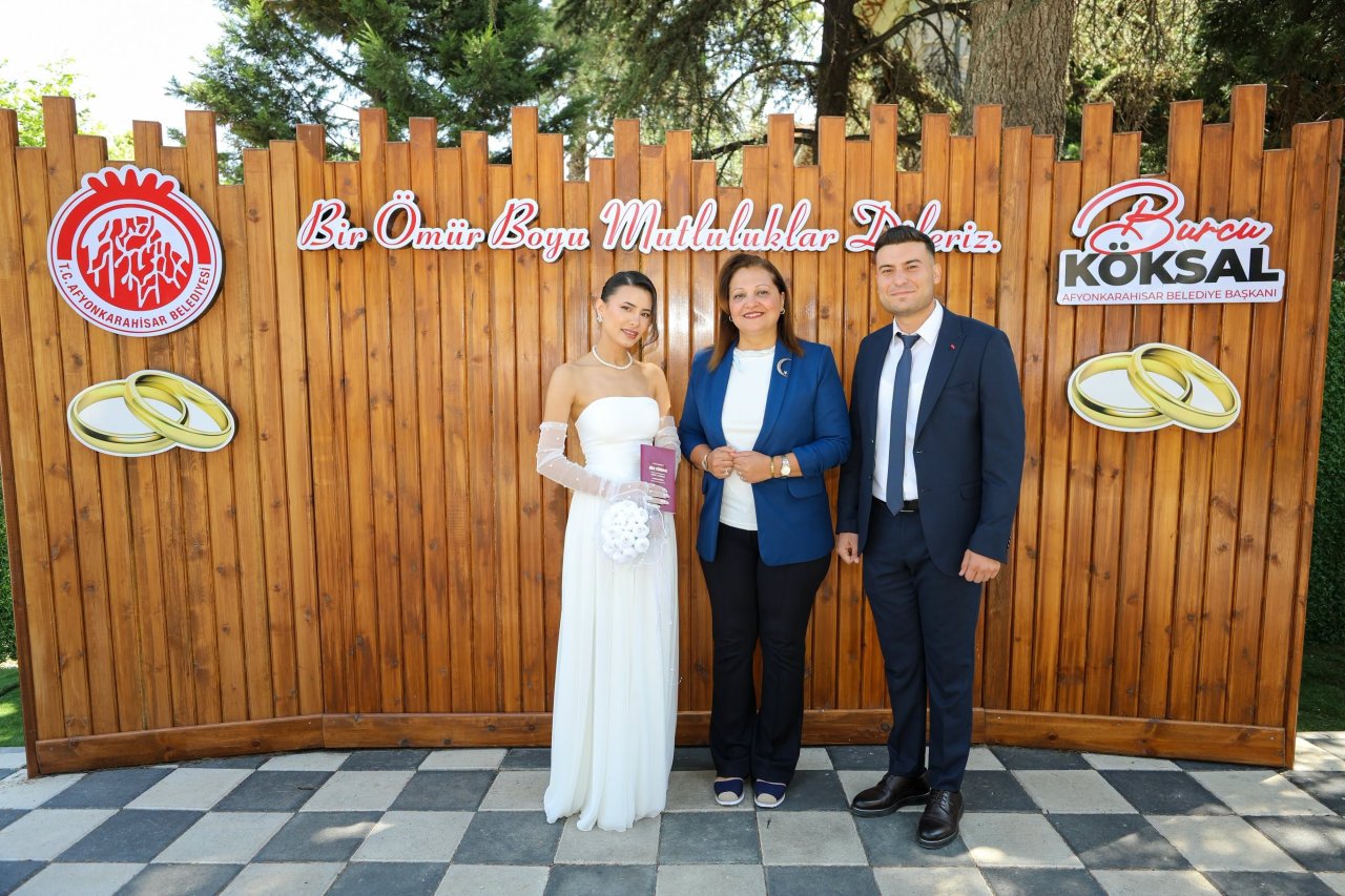 Afyonkarahisar Belediye Başkanı Burcu Köksal, Genç Çiftin Nikâhını Kıydı