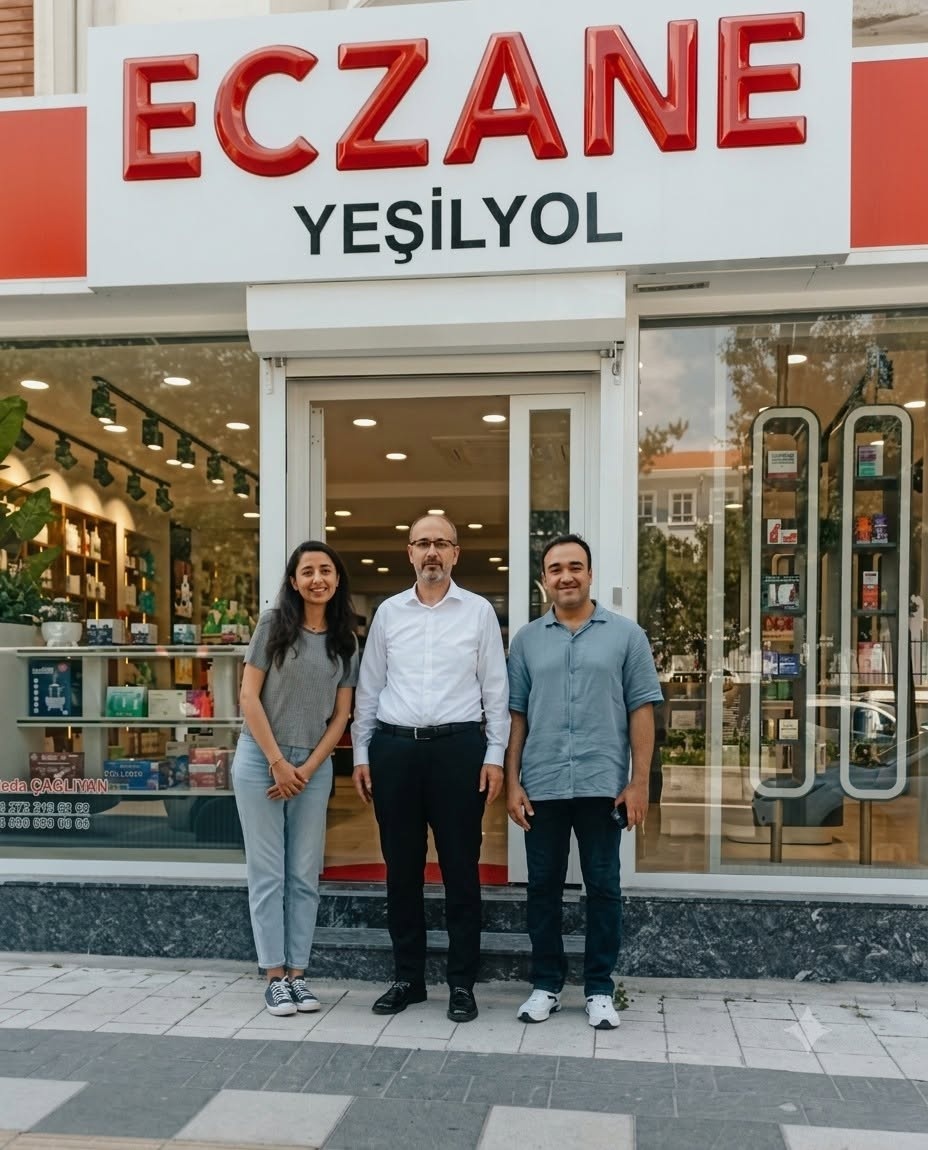 Afyonkarahisar İl Sağlık Müdürü Öztürk'ten Yeni Açılan Yeşil Yol Eczanesi'ne Ziyaret