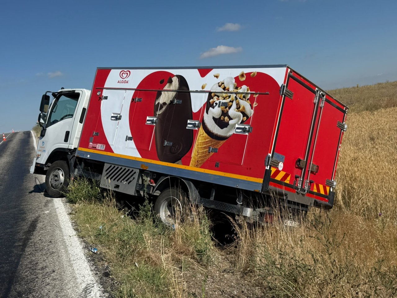 Afyonkarahisar’da Dondurma Yüklü Kamyonet Şarampole Devrildi: 1 Yaralı
