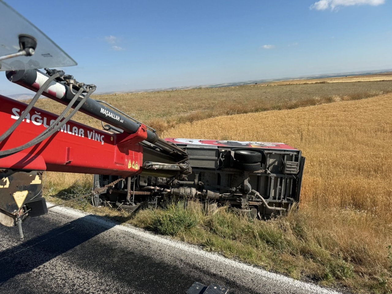 Afyonkarahisar’da Dondurma Yüklü Kamyonet Şarampole Devrildi: 1 Yaralı