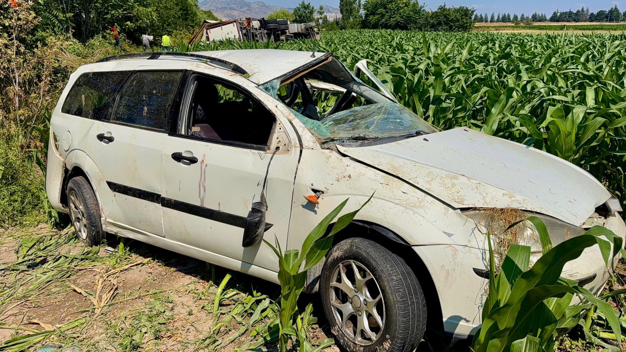 Afyonkarahisar’da Kargo Aracı Otomobile Çarptı: 5 Kişi Yaralandı