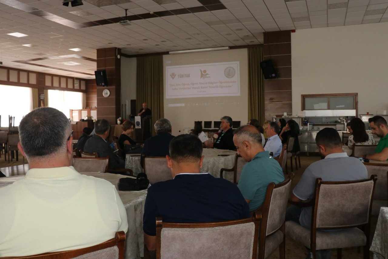 Afyonkarahisar'da TÜBİTAK Destekli Eğitim Programı Düzenlendi: Müdür Sünnetci'den Bilimsel Eğitime Vurgu