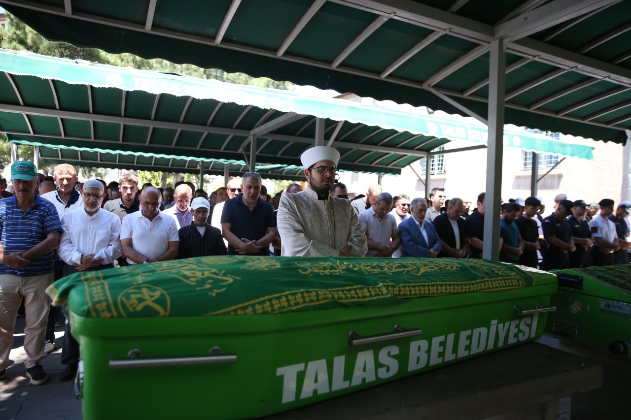 Afyonkarahisar'daki Feci Kazada Hayatını Kaybeden Anne Ve Bebeğine Hüzünlü Veda