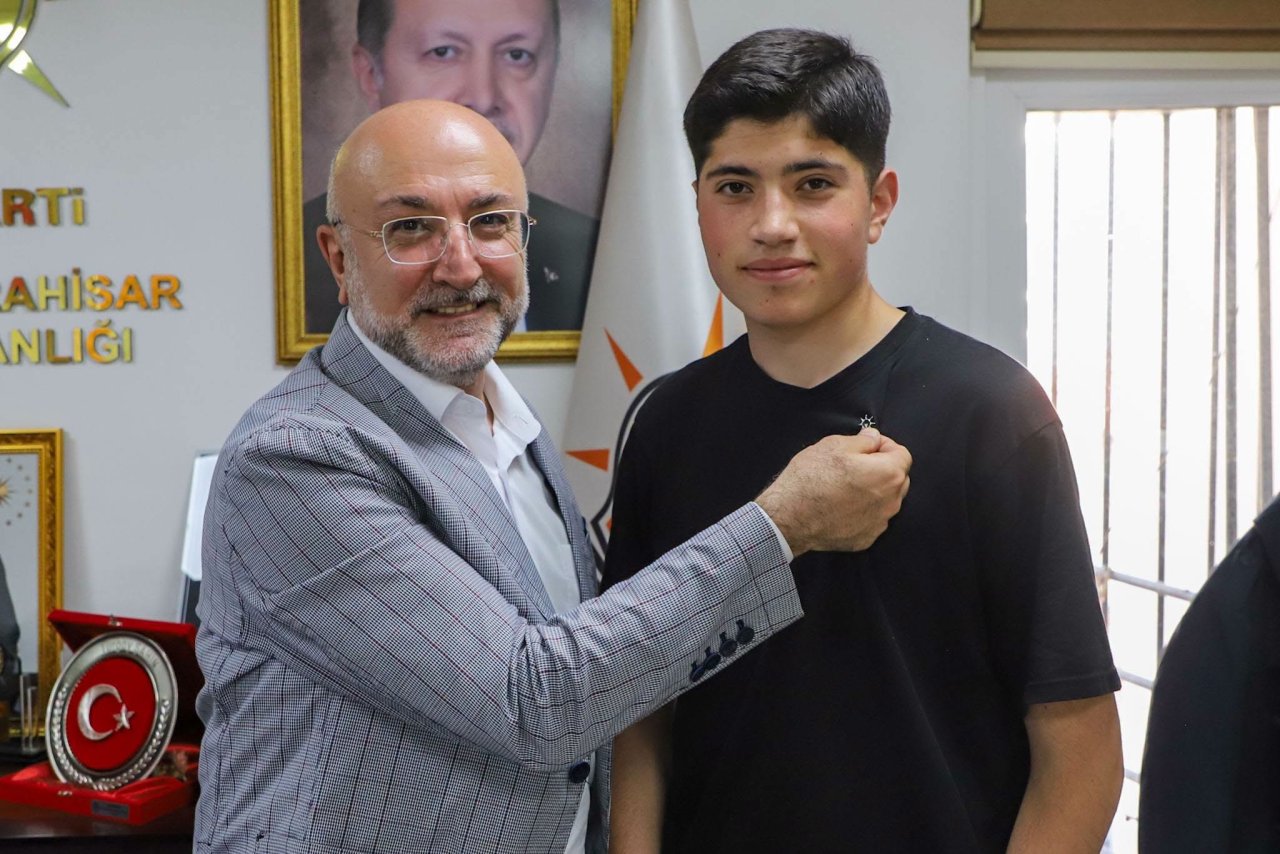 AK Parti Afyonkarahisar’da Yeni Üyeye Parti Rozeti Takıldı