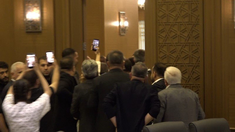 Belediye Meclisi'nde Arbede Yaşandı, Salonu Terk Ettiler!