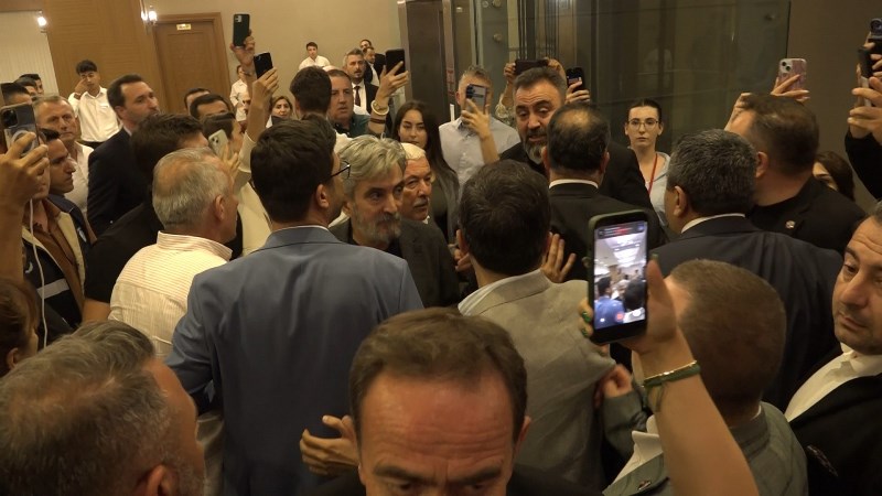 Belediye Meclisi'nde Arbede Yaşandı, Salonu Terk Ettiler!