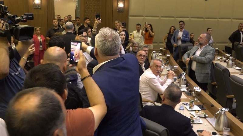 Belediye Meclisi'nde Arbede Yaşandı, Salonu Terk Ettiler!