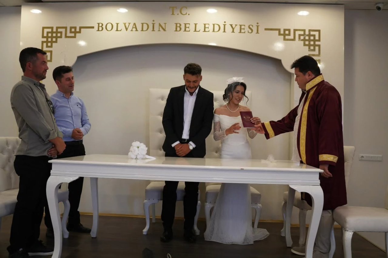 Bolvadin Belediye Başkanı Derviş Aynacı Genç Çiftin Nikâhını Kıydı