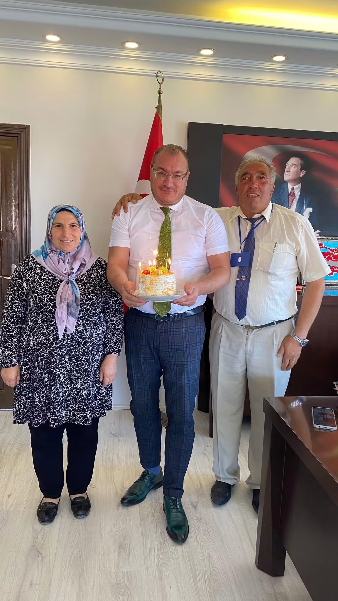 Bolvadin Kaymakamı Ali Arıkan'a Anlamlı Sürpriz: Doğum Günü Makamda Kutlandı