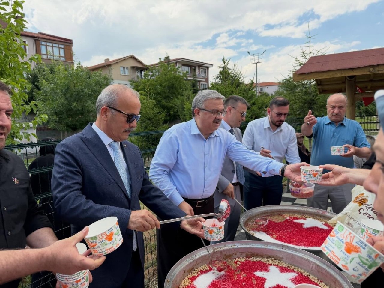 Esentepe'de Birlik ve Beraberlik Buluşması! Milletvekilleri Aşure Programında Vatandaşlarla Bir Araya Geldi