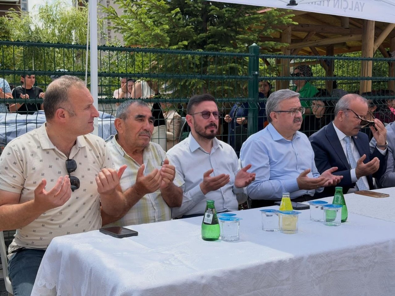 Esentepe'de Birlik ve Beraberlik Buluşması! Milletvekilleri Aşure Programında Vatandaşlarla Bir Araya Geldi
