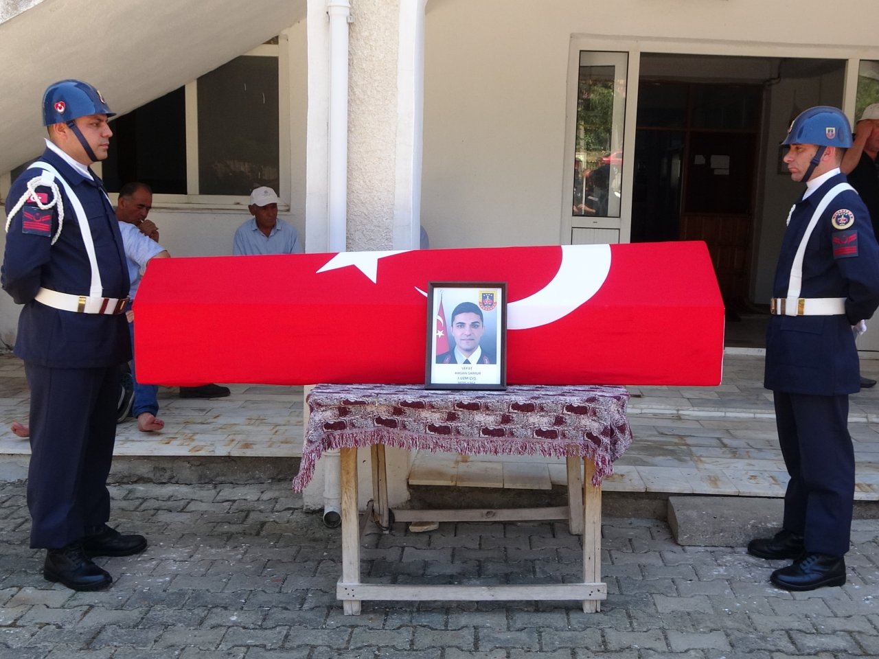Eşi Ve 8 Aylık Bebeğiyle Hayatını Kaybeden Uzman Çavuş Gözyaşlarıyla Uğurlandı