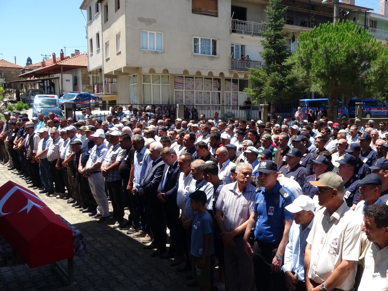 Eşi Ve 8 Aylık Bebeğiyle Hayatını Kaybeden Uzman Çavuş Gözyaşlarıyla Uğurlandı