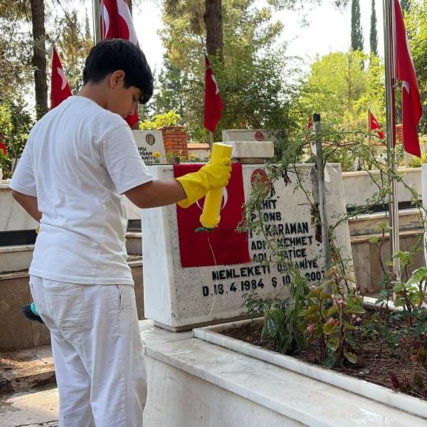 Harçlığını Temizlik Malzemesine Dönüştürüp Cami ve Şehitlikleri Temizliyor