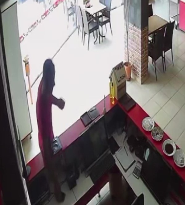 "Tuvalete Gireceğim" Dedi, Gasilhaneden Bile Çaldı!