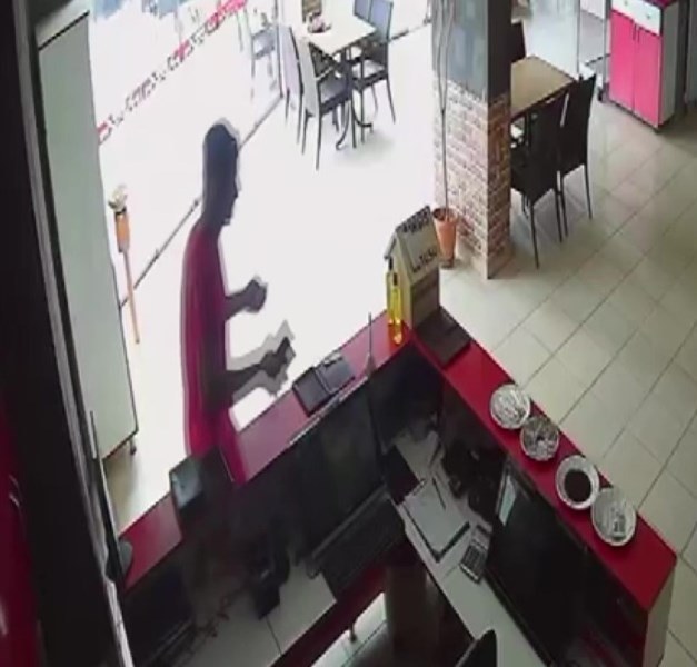 "Tuvalete Gireceğim" Dedi, Gasilhaneden Bile Çaldı!