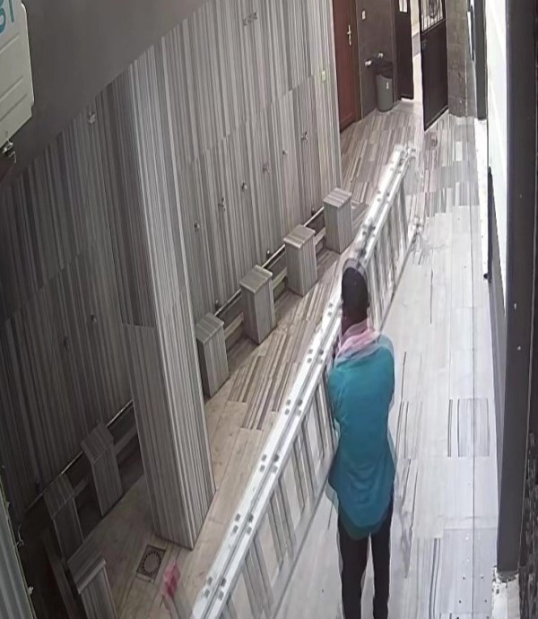 "Tuvalete Gireceğim" Dedi, Gasilhaneden Bile Çaldı!