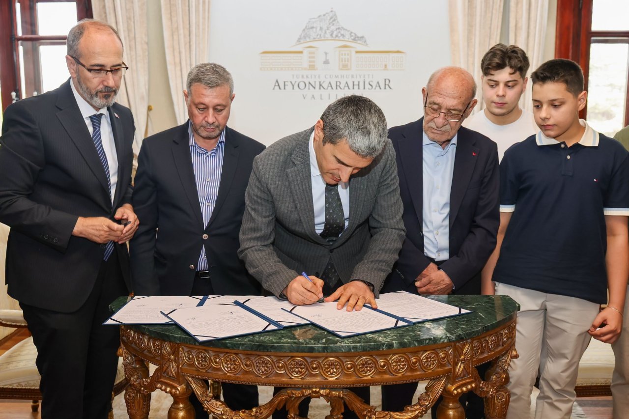 Vali Aktaş'tan Afyonkarahisar'a Sağlık Hamlesi! Yeni Semt Polikliniği İçin Protokol İmzalandı
