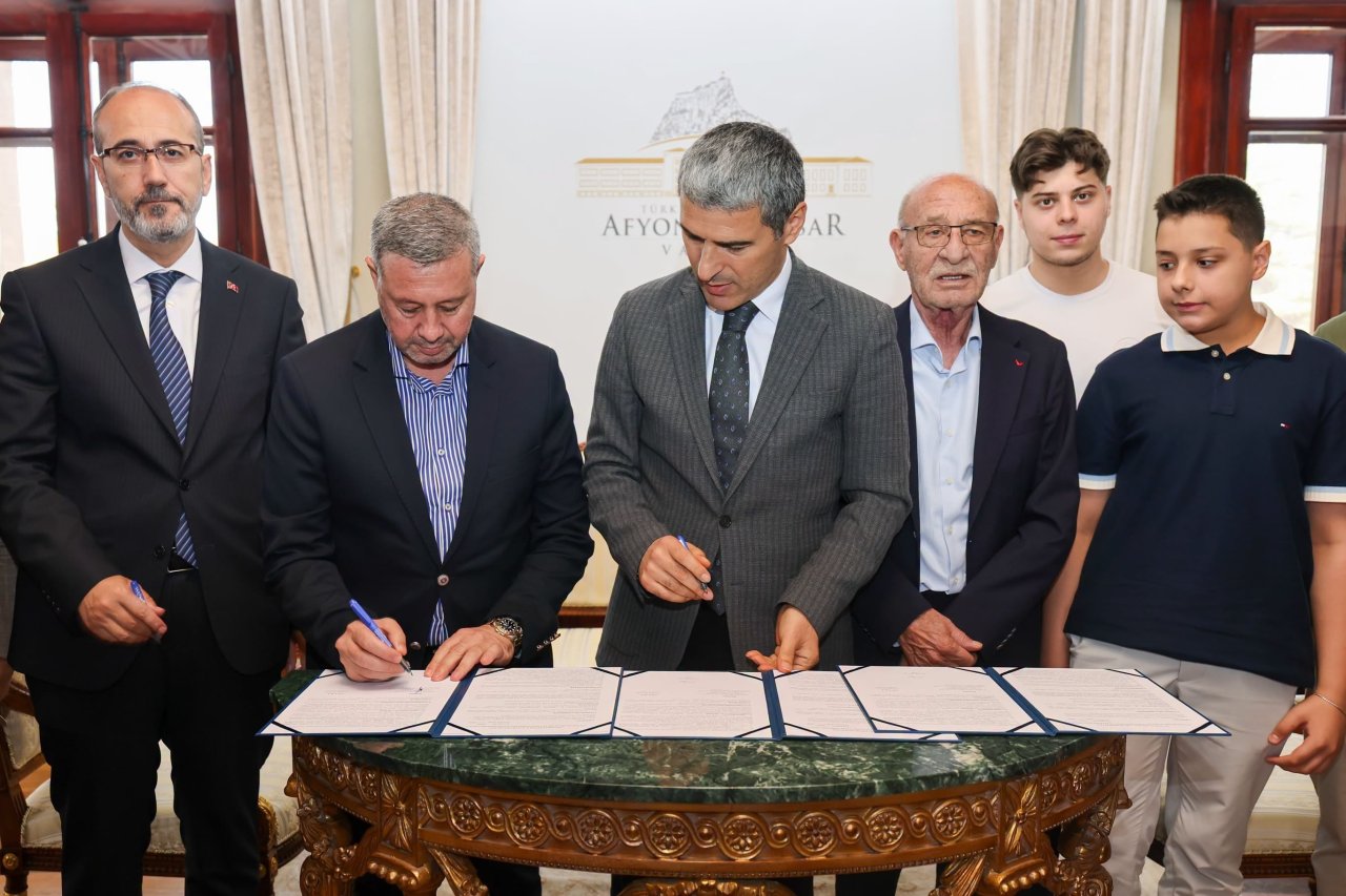 Vali Aktaş'tan Afyonkarahisar'a Sağlık Hamlesi! Yeni Semt Polikliniği İçin Protokol İmzalandı