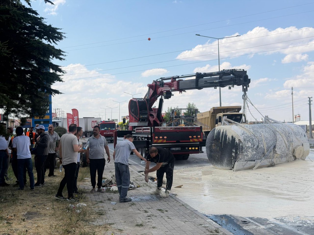 Afyon’da Feci Kaza! Mermer Çamuru Yüklü Tanker Devrildi, Trafik Saatlerce Durdu