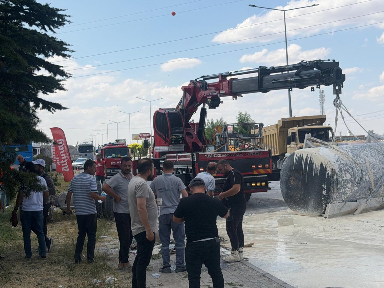 Afyon’da Feci Kaza! Mermer Çamuru Yüklü Tanker Devrildi, Trafik Saatlerce Durdu