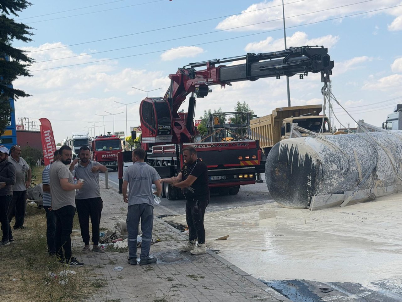 Afyon’da Feci Kaza! Mermer Çamuru Yüklü Tanker Devrildi, Trafik Saatlerce Durdu