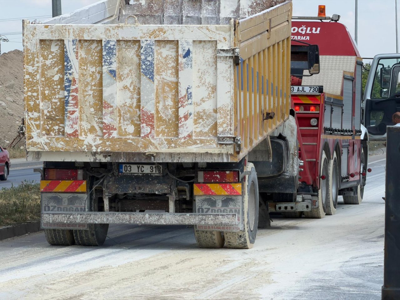 Afyon’da Feci Kaza! Mermer Çamuru Yüklü Tanker Devrildi, Trafik Saatlerce Durdu
