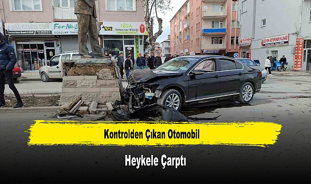 Kontrolden Çıkan Otomobil Heykele Çarptı
