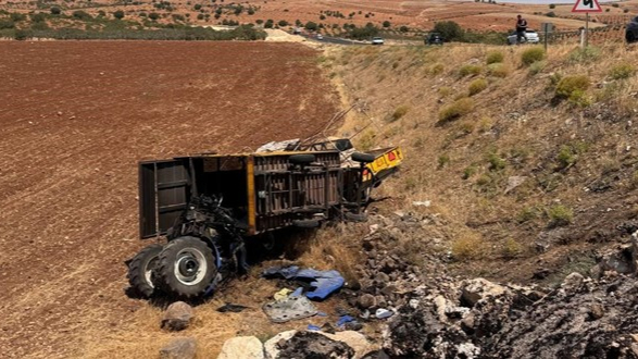 Traktör Şarampole Devrildi, 2 Kişi Hayatını Kaybetti