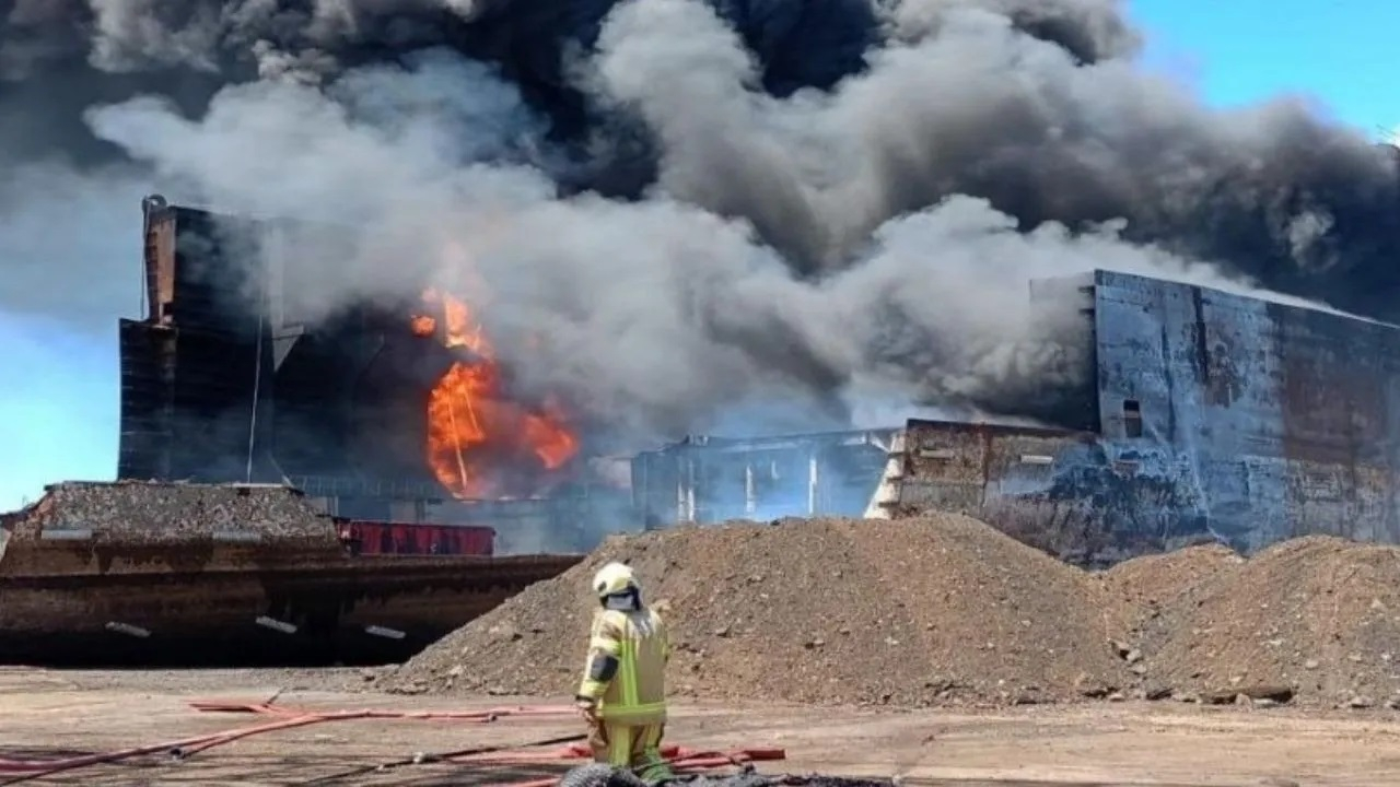 Aliağa’da Gemi Söküm Sahasında Yangın: Libya’dan Gelen Tanker Alev Alev