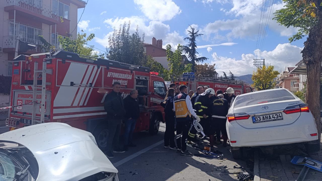Esentepe'de Geçiş Üstünlüğüne Uymayan Araçlar Çarpıştı: 1'i Ağır 7 Yaralı" Yerinde Gergin Anlar!