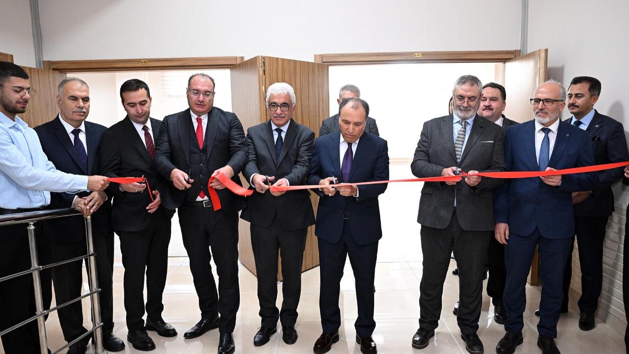 AKÜ'den Bolvadin'e Laboratuvar ve Müze Desteği: Rektör Karakaş, 'Dikey Gelişme' Hedefini Açıkladı