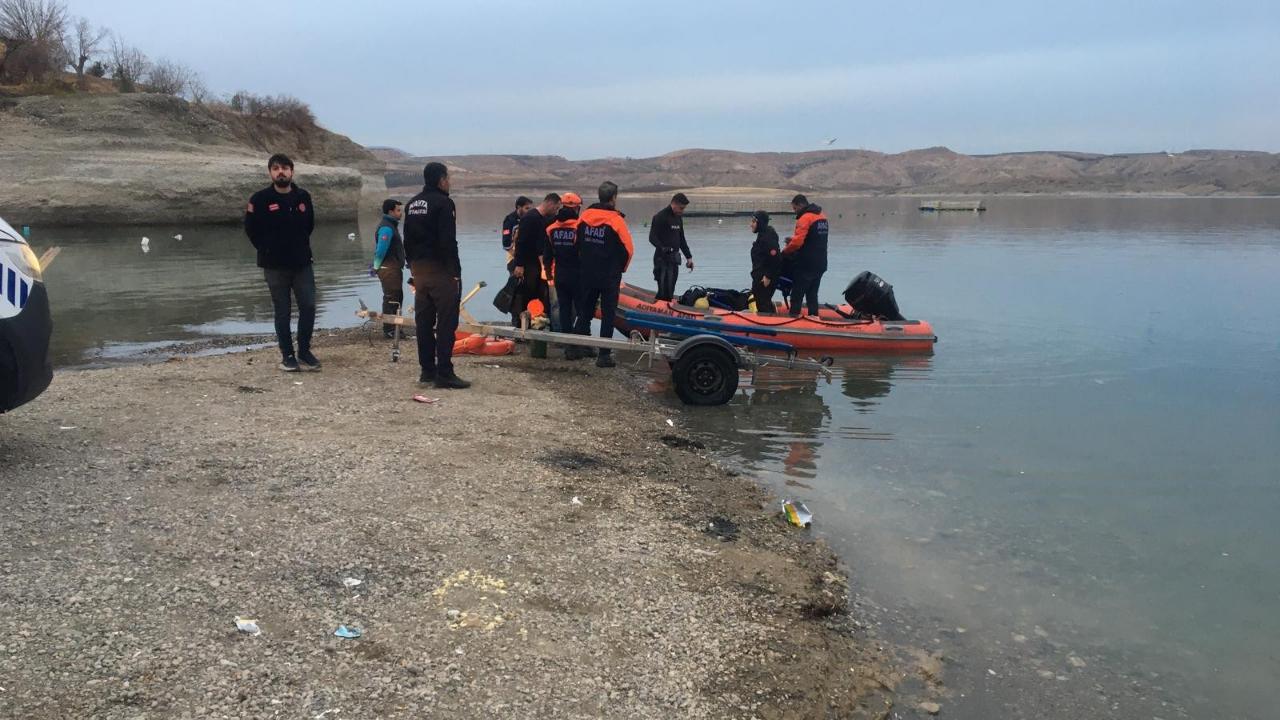 Adıyaman’da Tekne Albora Oldu: 4 Yaralı Kurtarıldı 1 Kayıp Arama Çalışması Devam Ediliyor!