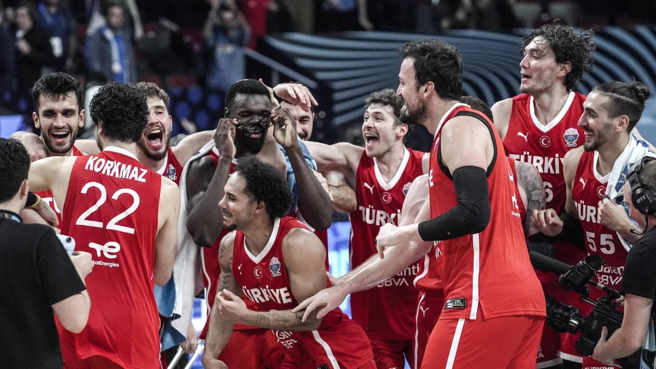 A Milli Basketbol Takımı’nın Sırbistan Kadrosu Belli Oldu: 12 Dev Adam Sahaya Çıkıyor!