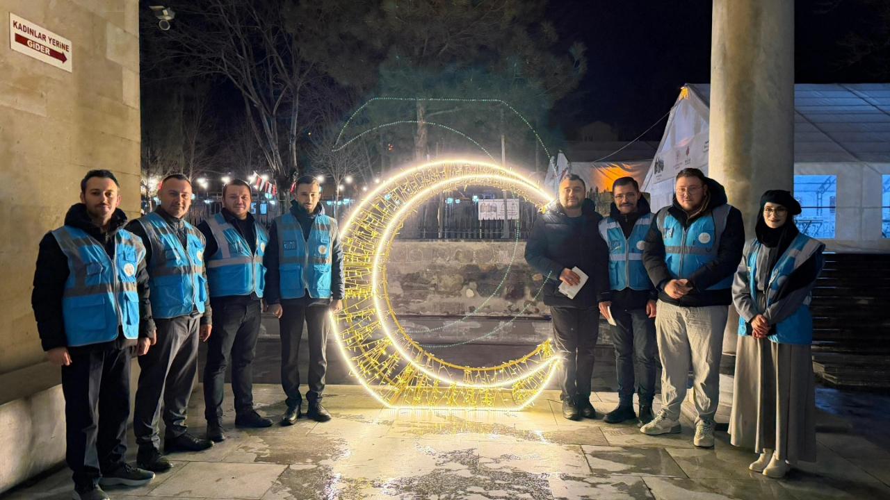 AK Gençlik İlk Teravih Sonrasında Vatandaşlara Şerbet İkram Etti