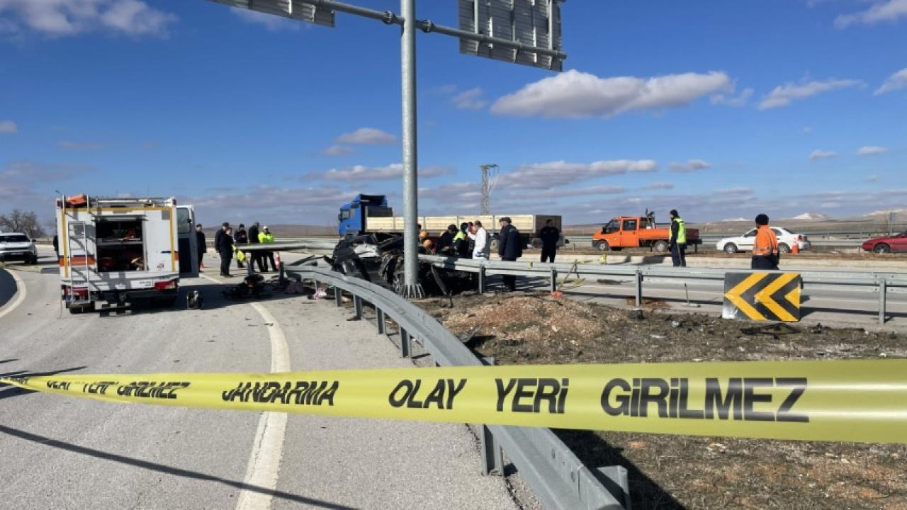 Otomobil bariyerlere ok gibi saplandı: Anne ve baba öldü, çocukları yaralandı
