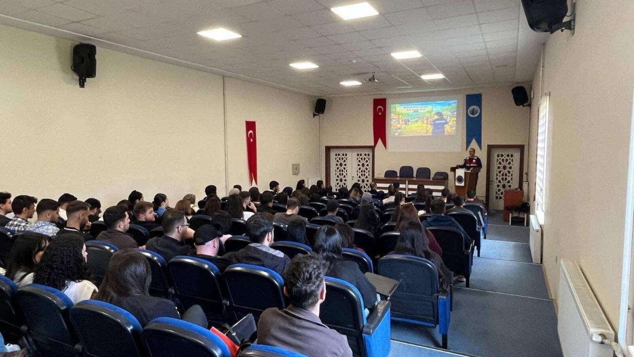 Jandarmadan Üniversite Öğrencilerine Bağımlılıkla Mücadele Eğitimi
