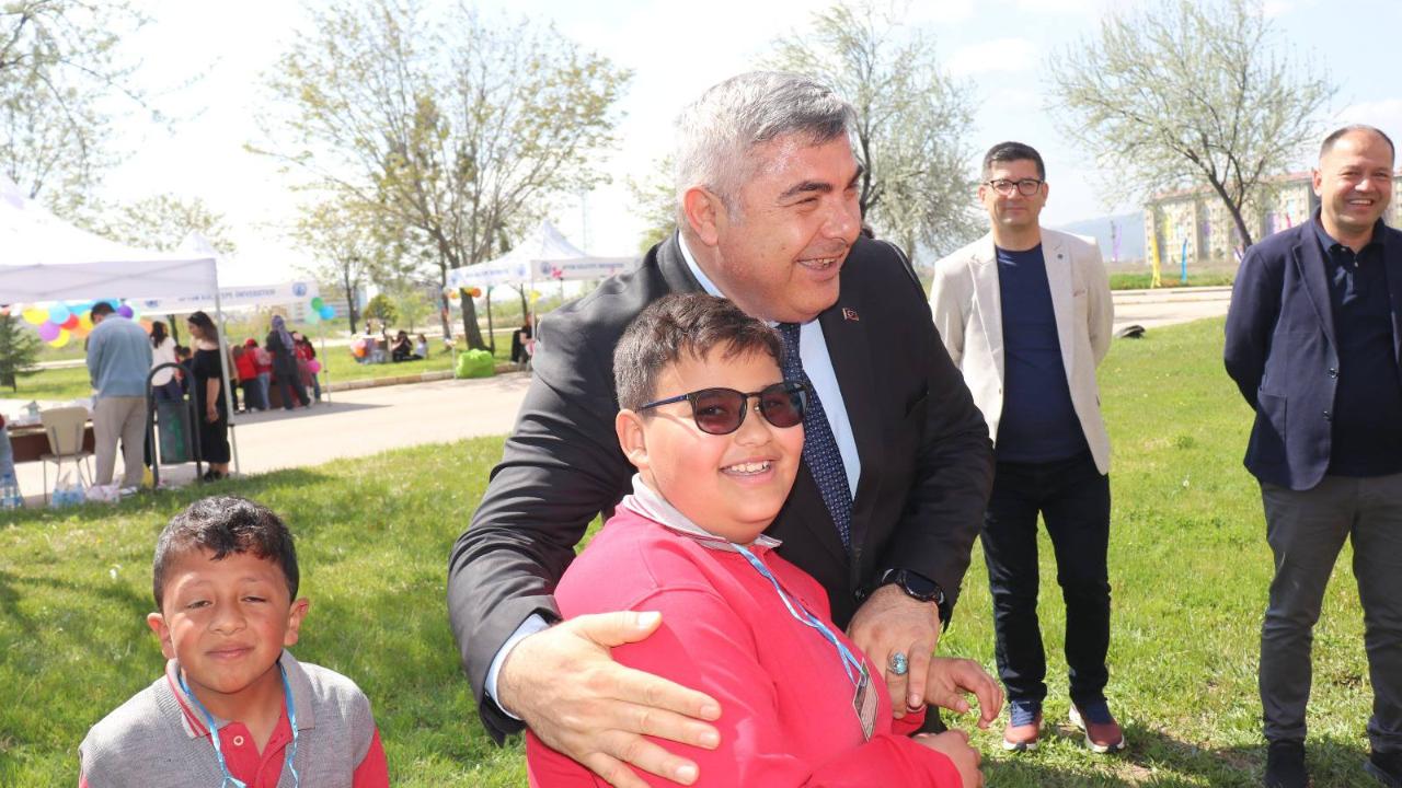 Afyonkarahisar'da "3. Geleneksel Çocuk Şenliği" Renkli Görüntülerle Gerçekleşti