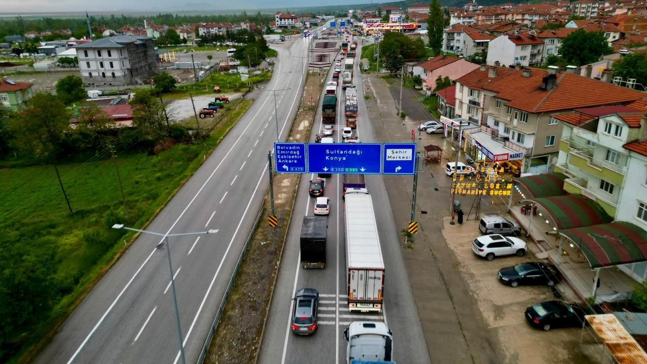 Afyonkarahisar’da Bayram Trafiği Yoğunluğu, Uzun Kuyruklar Oluştu